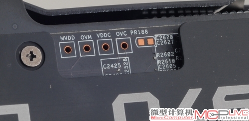 华硕HD7970的PCB上设计了电压测量点，可方便玩家进行极限超频。