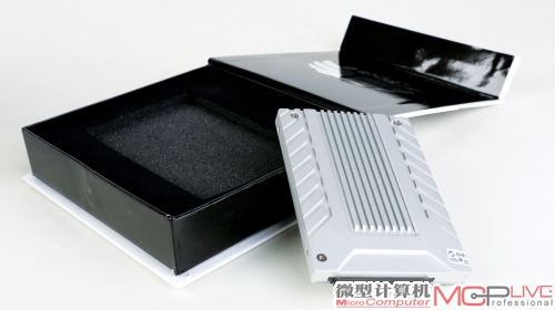 这种礼品盒风格的包装在SSD产品里也算颇有个性。