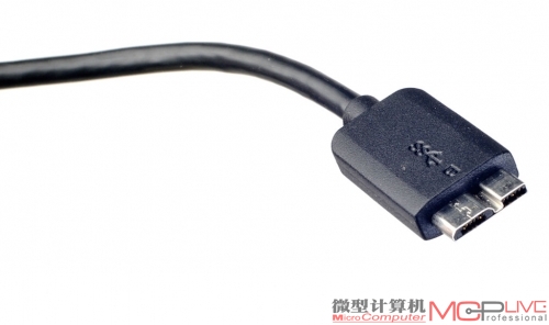 USB 3.0小型外设上常见的Micro B接口，可以兼容USB 2.0 Micro数据线。