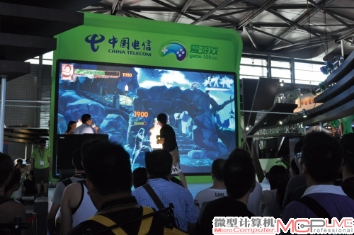 中国电信“爱游戏”展示的体感游戏，可以将玩家虚拟到游戏中进行游戏。