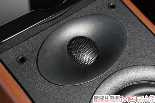 20mm金属硬球顶高音单元可以提供通透明亮的音色。