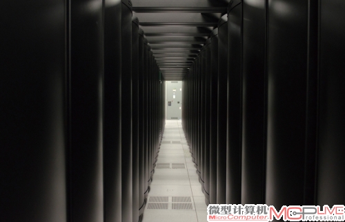 图1：组成“泰坦”超级计算机的机柜阵列。