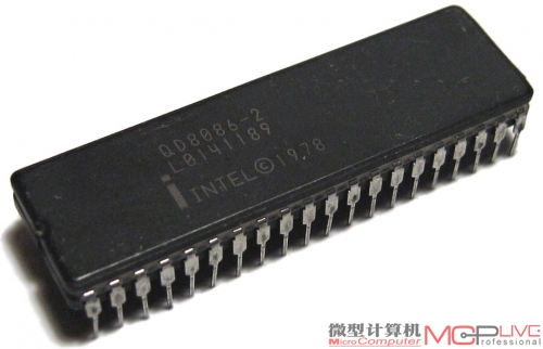 英特尔为了兼容8086处理器，不得不一直采用x86 CISC指令集。