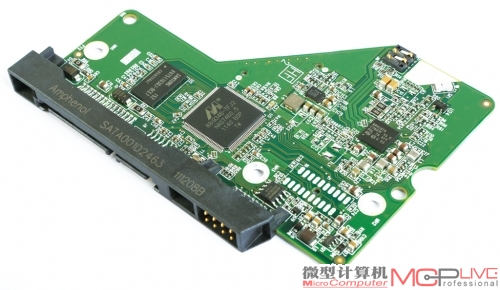 主控芯片采用了Marvell的88i9346-TFJ2，这颗芯片在桌面级万转产品和单碟1TB绿盘中均有使用，64MB缓存则是来自三星的DDR2规格颗粒。