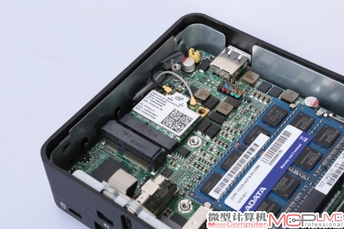 拆下SSD，就能看到藏在下面的无线网卡—迅驰Advanced-N6235，支持5GHz 300Mb/s规格的802.11n协议和蓝牙4.0无线标准。