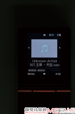 HM-700的界面简洁，很容易上手，当歌曲内置图片时会自动显示。