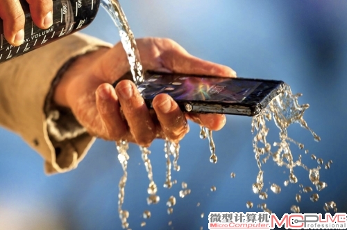 能应付滴水的手机还是挺多的，但能直接冲洗的可不多。