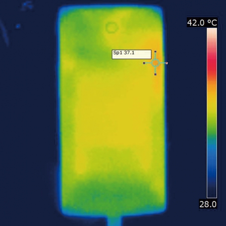 在室温高达28 摄氏度的情况下，用VOOC 闪充充电器持续充电40 分钟之后，机身升温并不高，前面板左上高为42 摄氏度。
