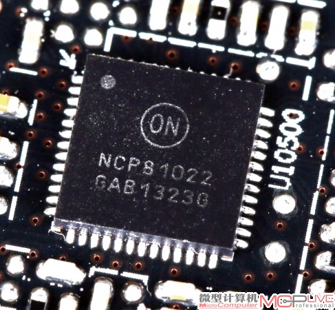 ② 使用了两颗NCP81022供电芯片（一颗位于PCB正面正下方，一颗位于PCB背面正上方），支持4+1相供电管理。