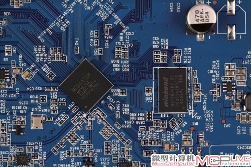 经典的联发科MT7620A主控，曾用在极壹S、小米mini路由、百度路由等产品上。与主控搭配的是华邦W971GG6KB-25(DDR2 128MB)内存
