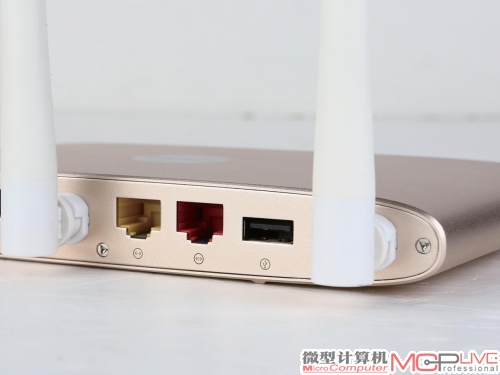 LAN口只有2个，红色为1000Mbps接口，黄色为100Mbps规格，旁边还有个USB 2.0扩展口。