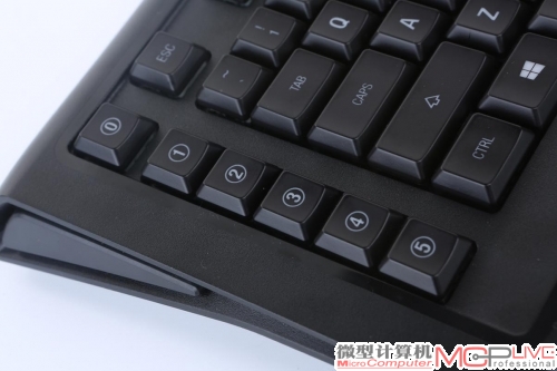 M800机械键盘一共有6个可自定义编程键排在键盘左侧，且相隔默认按键有段距离，在紧张的游戏中不容易被误按。
