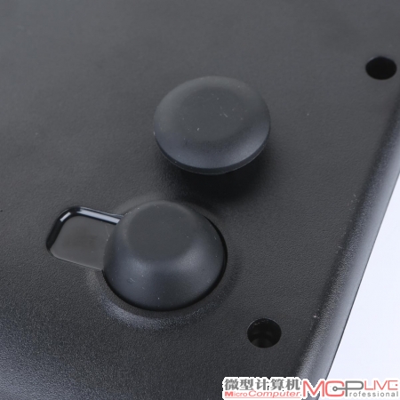 M800机械键盘的底部是没有支架的，仅存的防滑垫也是圆形的黑色硅胶。不过，它还提供得有更高的两块黑色硅胶，用来取代上侧的扁平防滑垫、达到成为底部支架的功能。